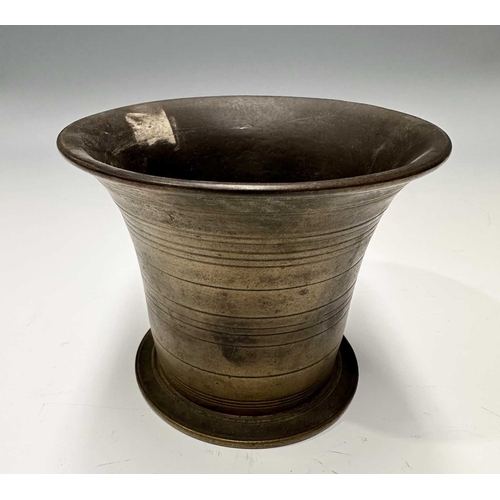 178 - A bronze mortar, in the 17th century style, with four buttresses to the body, height 8cm, diameter 1... 