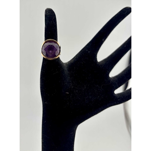 418 - A synthetic colour-change sapphire single-stone ring, with removable inner sizing band, stamped MEXI... 