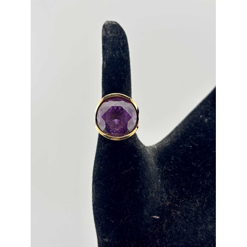 418 - A synthetic colour-change sapphire single-stone ring, with removable inner sizing band, stamped MEXI... 