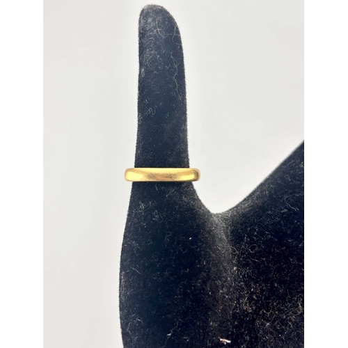 435 - A 22ct gold band ring, weight 4.1grams (1)