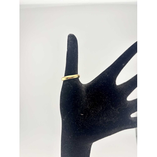 445 - An 18ct gold band ring, weight 5.5g (1)