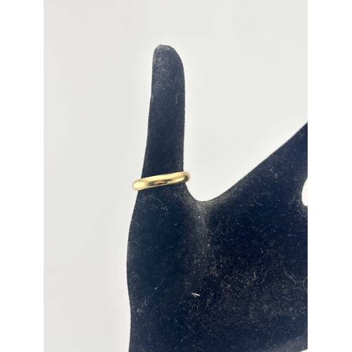 445 - An 18ct gold band ring, weight 5.5g (1)