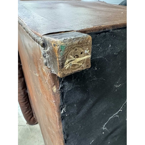 542 - An art deco brown leather three piece suite, low slung and deep seated, lyre shaped arms, with brass... 