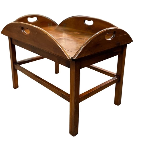 561 - A traditional yew wood butler's tray top coffee table on a stand, 20th Century, of Georgian design, ... 