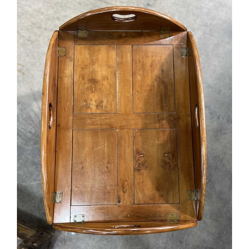 561 - A traditional yew wood butler's tray top coffee table on a stand, 20th Century, of Georgian design, ... 