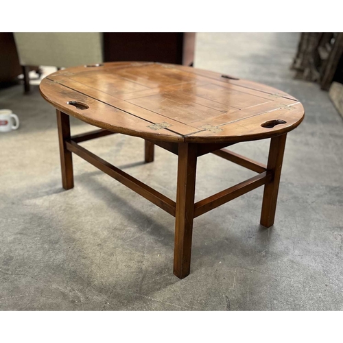 561 - A traditional yew wood butler's tray top coffee table on a stand, 20th Century, of Georgian design, ... 