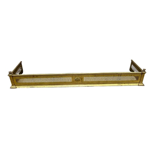570 - An Edwardian brass fire fender, circa 1910, bar pierced frieze, 15cm high, 118cm wide, 32cm deep (1)