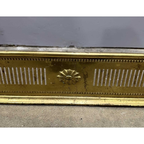 570 - An Edwardian brass fire fender, circa 1910, bar pierced frieze, 15cm high, 118cm wide, 32cm deep (1)