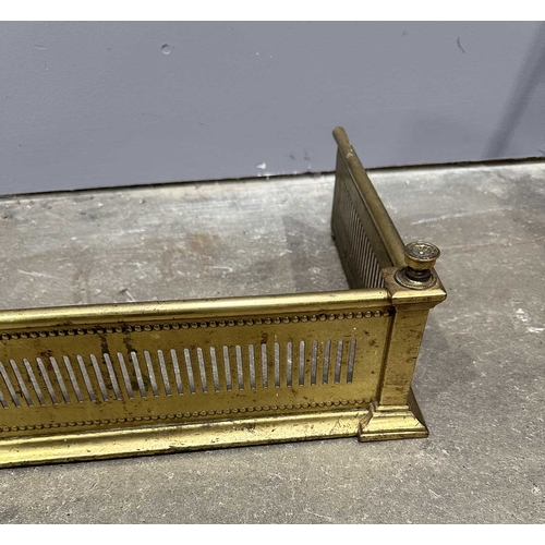 570 - An Edwardian brass fire fender, circa 1910, bar pierced frieze, 15cm high, 118cm wide, 32cm deep (1)