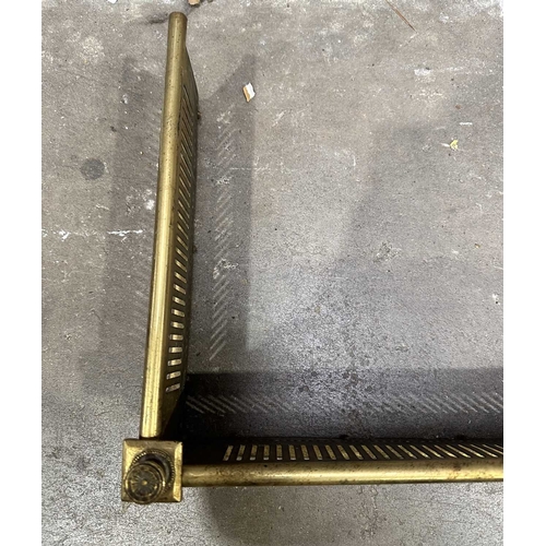 570 - An Edwardian brass fire fender, circa 1910, bar pierced frieze, 15cm high, 118cm wide, 32cm deep (1)