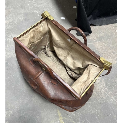 585 - A large early 20th century brown leather Gladstone bag with heavy brass hardware, approx size; heigh... 