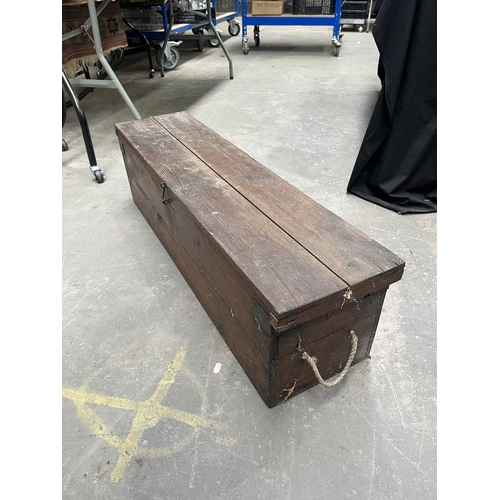 590 - An early 20th century croquet set, containing mallets, balls, hoops, a net etc, boxed, height 26cm, ... 