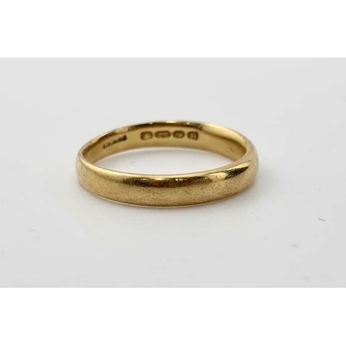 435 - A 22ct gold band ring, weight 4.1grams (1)