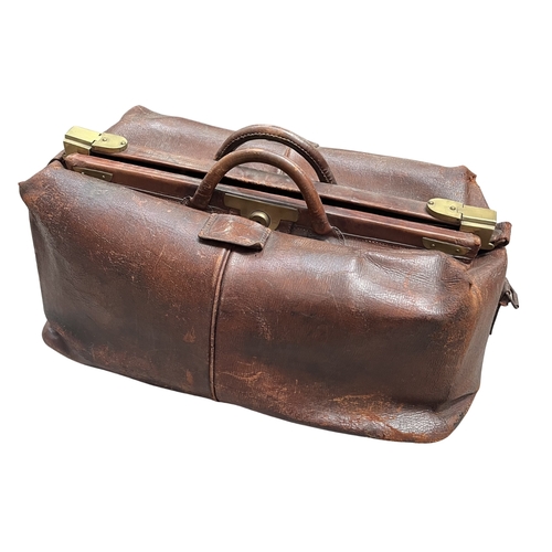 585 - A large early 20th century brown leather Gladstone bag with heavy brass hardware, approx size; heigh... 