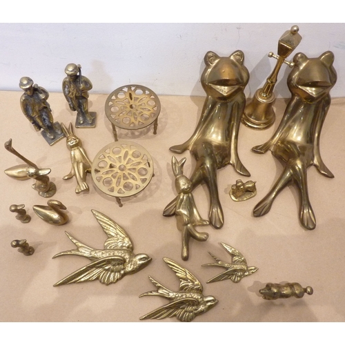 116 - A selection of various decorative and ornamental brassware