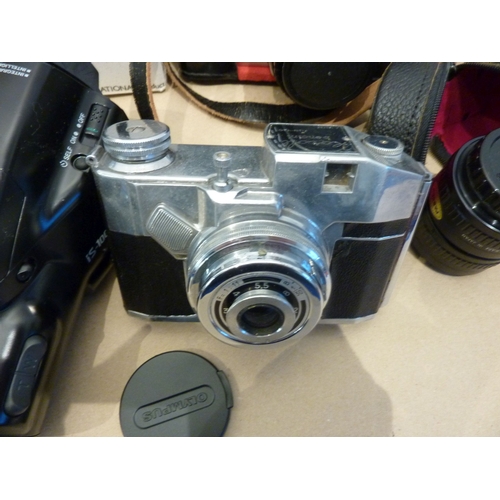 357 - A large and interesting varied selection of various cameras and photographic equipment etc., includi... 