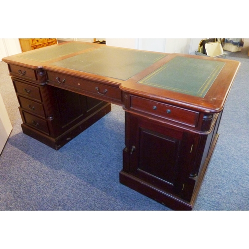 445 - A good Georgian-style (reproduction) mahogany partners desk; the inset moulded top above varying arr... 