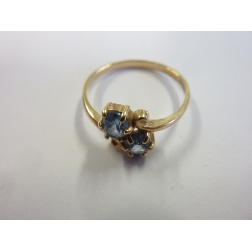 185 - A 9-carat gold, blue stone, crossover ring