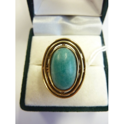 186 - A large 9-carat gold cabouchon malachite ring