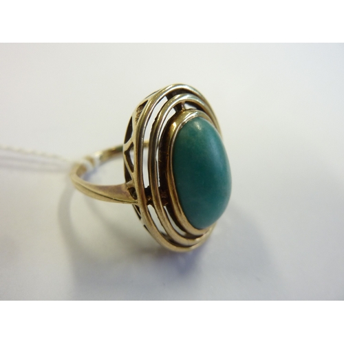 186 - A large 9-carat gold cabouchon malachite ring