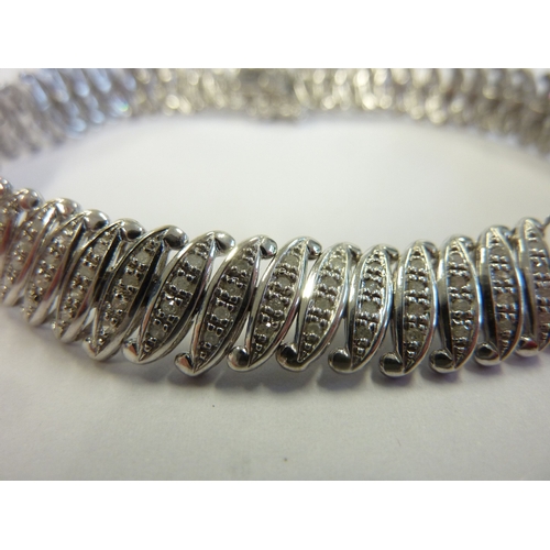 215 - A white gold bracelet set with 250 diamonds