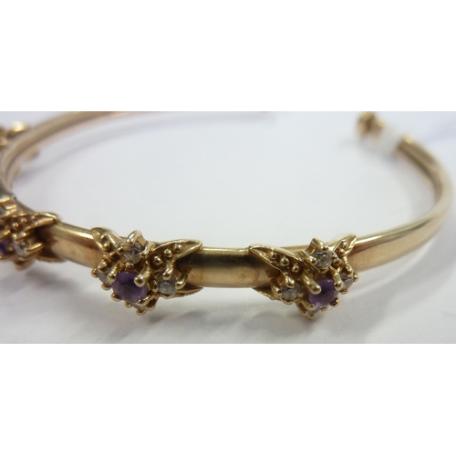 232 - A 9-carat gold bracelet set with amethyst and spinel clusters