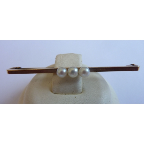 98 - A pearl bar brooch