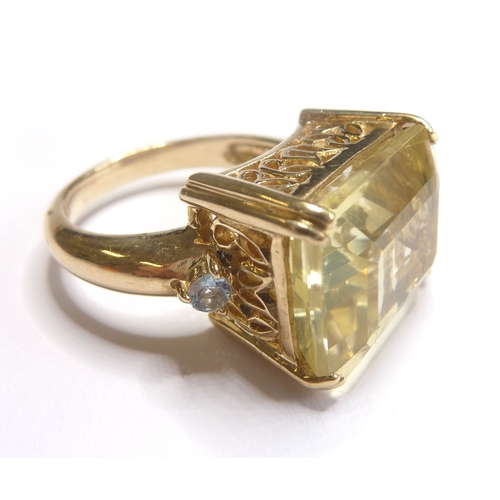 93 - A 9-carat dress ring set with a large citrine-like stone