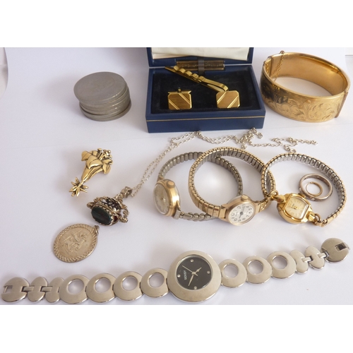 94 - A quantity of mostly costume jewellery together with various commemorative crowns to include the dea... 