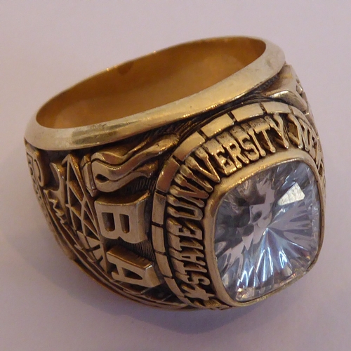 116 - A large and heavy American university ring: 'State University New York at Buffalo', also marked BA E... 