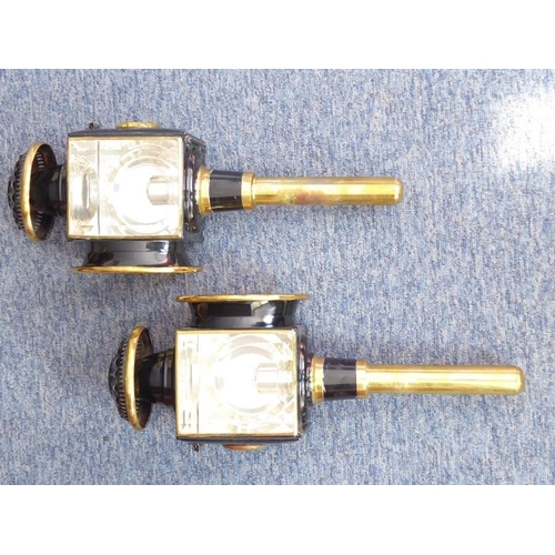 101 - A pair of early 20th century brass-mounted coaching lamps in good condition; each signed 'Patent' (4... 