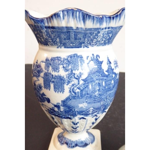 11 - A late 18th/early 19th century transfer-decorated pearlware vase with spreading boat-shaped neck, ba... 