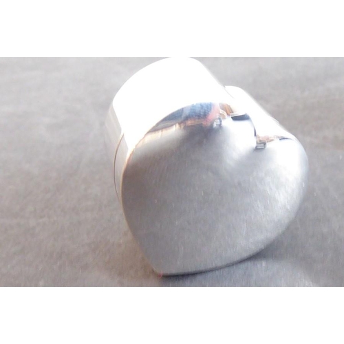 158 - A pair of hallmarked silver heart-shaped boxes and covers, London assay marks (modern) (2cm wide)