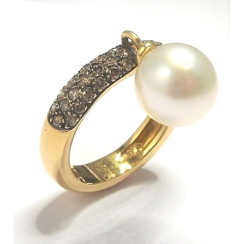 260 - An unusual 18-carat gold diamond and pearl ring; ring size N/O (total weight approx. 7.36g) (The cos... 