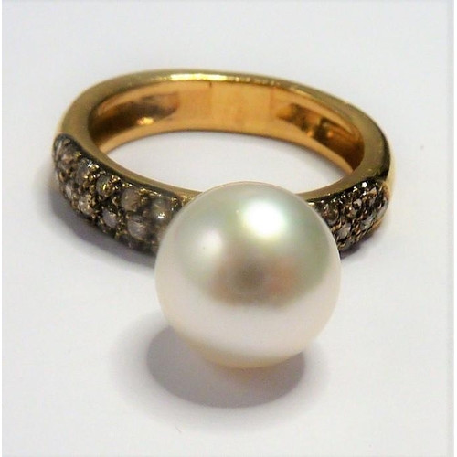 260 - An unusual 18-carat gold diamond and pearl ring; ring size N/O (total weight approx. 7.36g) (The cos... 