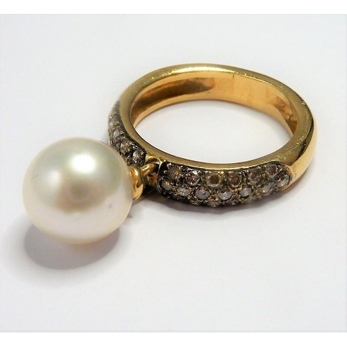 260 - An unusual 18-carat gold diamond and pearl ring; ring size N/O (total weight approx. 7.36g) (The cos... 