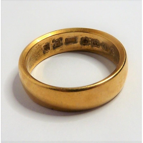 369 - A heavy 18-carat yellow-gold wedding band (gross weight 5.7g)