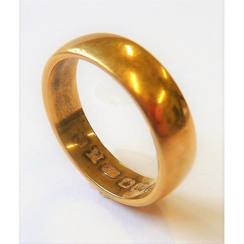 369 - A heavy 18-carat yellow-gold wedding band (gross weight 5.7g)