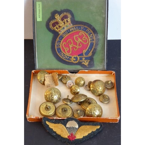 440 - 16 brass Grenadier Guards tunic buttons (8 large and 8 small) and a sewn Grenadier Guards badge (box... 