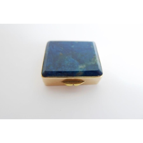 578 - A small gilt-metal snuff box; set with a rectangular lapis lazuli top (3.5cm wide)