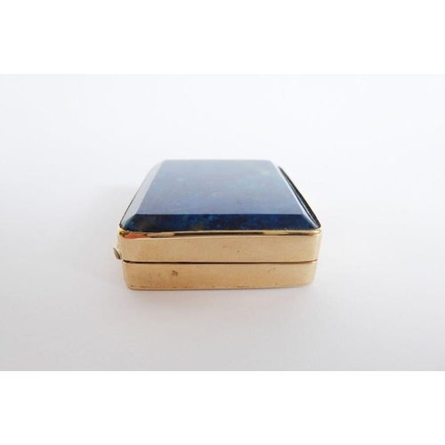 578 - A small gilt-metal snuff box; set with a rectangular lapis lazuli top (3.5cm wide)