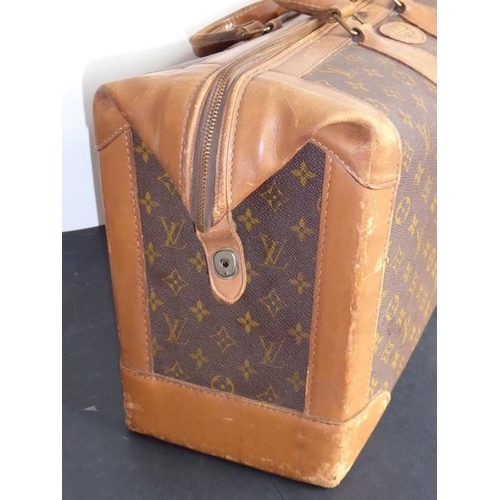 583 - A genuine hand-stitched tan-leather trimmed Louis Vuitton carry bag (Paris, France); applied hand-st... 