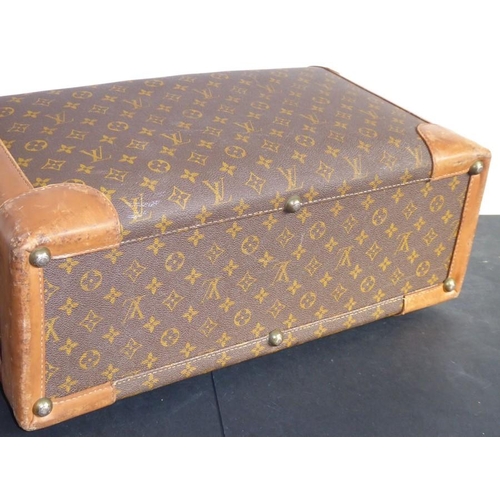 583 - A genuine hand-stitched tan-leather trimmed Louis Vuitton carry bag (Paris, France); applied hand-st... 