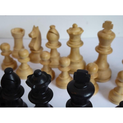 606 - A Staunton boxwood chess set within original box having Staunton paper label