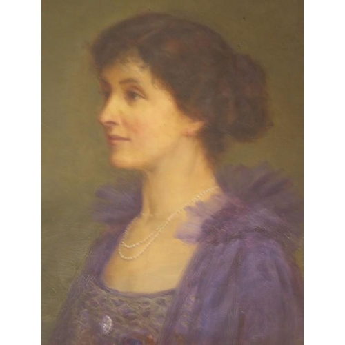 644 - A good early 20th century gilt-framed oil on canvas shoulder-length portrait study of Mabel Anna Goi... 