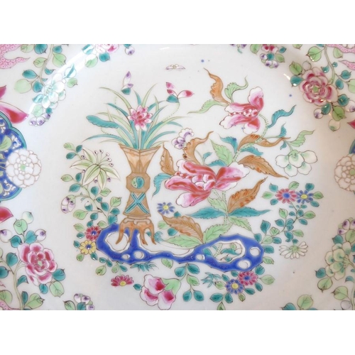 70 - An 18th century Chinese export ware octagonal porcelain dish finely decorated in the famille rose pa... 