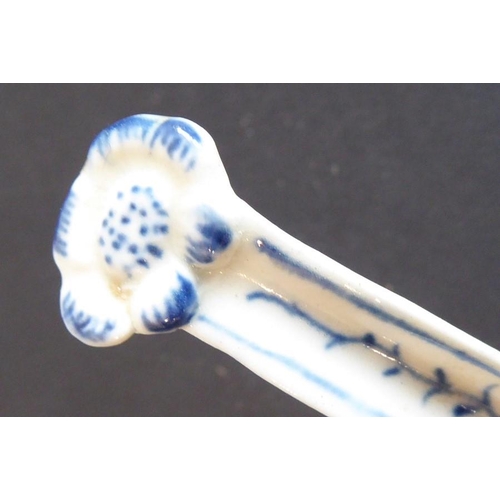 8 - An 18th century Worcester porcelain rice spoon circa 1765/70; the interior pointed bowl hand-decorat... 