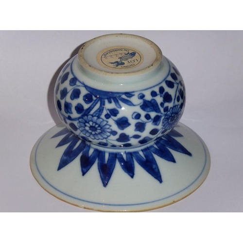 83 - The Nanking Cargo circa 1752, a under-glazed blue-and-white decorated spittoon with wide spreading t... 