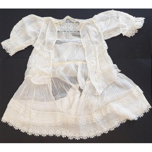 854 - A circa 1900s lace and muslin child's dress; ivory-coloured muslin with matching Brussels lace appli... 