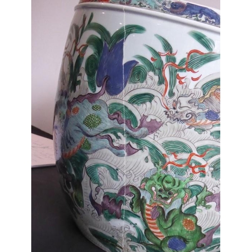 86 - A large early 19th century (circa 1800) Chinese porcelain fish bowl (probably Jiaqing period); the b... 